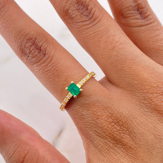 Anillo Solitario Churumbela | Oro Amarillo 18K | 2.6gr | T7 | Esmeralda 47 Pts Diamante 20 Pts