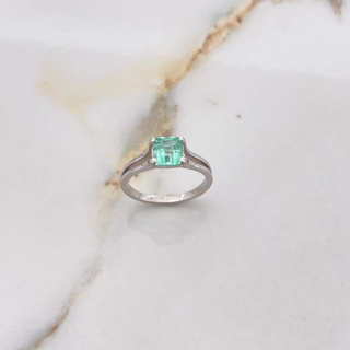 Anillo Solitario Doble Linea Cuadrado | Oro Blanco | 2.69gr | T6 1/4 | Esmeralda 1.00 Qts