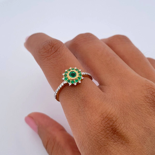 Anillo Flor Dalia | Dos Oros Amarillo Blanco 18K | 2.1gr | T5 1/4 | Esmeralda 21 Pts Diamante 21 Pts