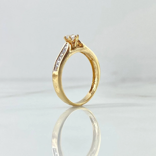 Anillo Solitario Doble Linea Incrustada | Oro Amarillo 18K | 3.2gr | T7 1/4 | Circones Blancos