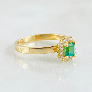 Anillo Solitario Cojin Cuadriculado | 24pts Diamantes 12pts Esmeralda Oro Amarillo | 2.75gr | T7