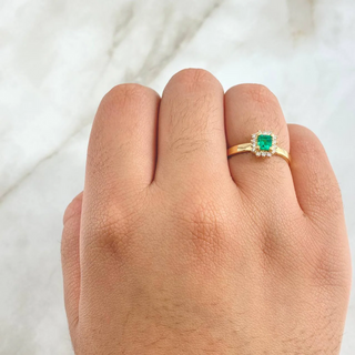 Anillo Solitario Cojin Cuadriculado | 24pts Diamantes 12pts Esmeralda Oro Amarillo | 2.75gr | T7