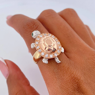 Anillo Tortuga | Tres Oros 18K | 8.25gr | T7 1/4 | Circones Verdes Blancos