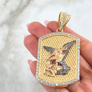 Dije Placa San Miguel Arcangel | Tres Oros 18K | 31.3gr | 7cm | Texturizado Circones Blancos