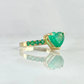 Anillo Corazón Atrapado | Oro Amarillo 18K | 2.6gr | T7 | Esmeralda Central 1.5 Qts Esmeraldas Laterales 40pts