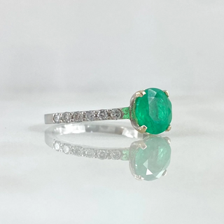 Anillo Solitario Redondo | Oro Blanco 18K | 2.25gr | T6 1/2 | Esmeralda 1.34Qts Diamantes 24pts