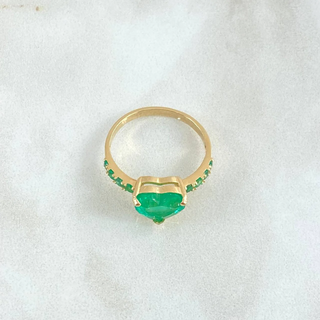 Anillo Corazón Atrapado | Oro Amarillo 18K | 2.6gr | T7 | Esmeralda Central 1.5 Qts Esmeraldas Laterales 40pts
