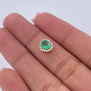 Dije Corazon | Oro Amarillo 18K (Joya) | 0.65gr | 0.6cm | Esmeralda 33 Pts Diamantes 11 Pts