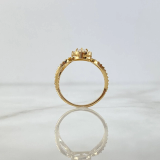Anillo Solitario Abrazo Curvo | Oro Amarillo | 2.45gr | T5 3/4 | Circones Blancos