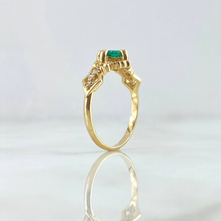 Anillo Solitario Rombos Centrales | Oro Amarillo 18K 2.6gr | T7 1/4 | Esmeraldas 70pts Diamantes 16pts