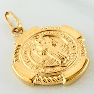 Dije San Benito | Oro Amarillo 18K | 2.1 g | 3 cm
