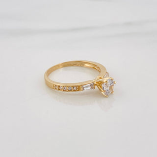 Anillo Solitario Trio | Oro Amarillo 18K | 2.2 g | Talla 6 1/2