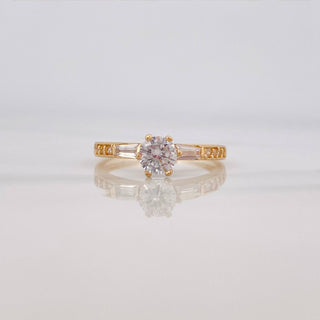 Anillo Solitario Trio | Oro Amarillo 18K | 2.2 g | Talla 6 1/2