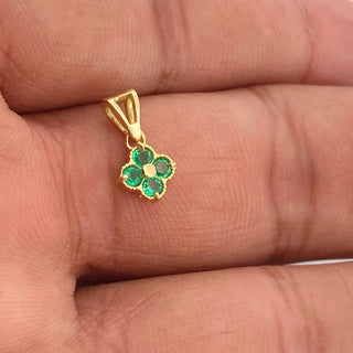 Dije Flor Esmeraldas | Oro Amarillo 18K | 0.65 g | 1.2 cm