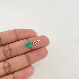 Dije Lagrima Esmeraldas | Oro Amarillo 18K | 0.83Pts | 0.9 g | 1.05 cm