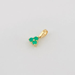Dije Triangulo Esmeralda 15Pts | Oro Amarillo 18K | 0.2 g | 0.8 cm