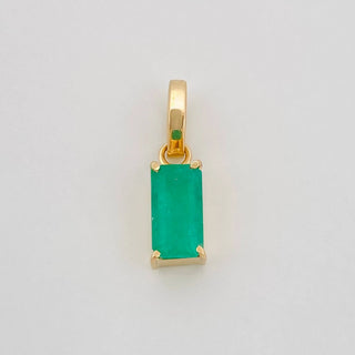 Dije Rectangular Esmeraldas | Oro Amarillo 18K | 0.93Pts 0.9 g | 2 cm