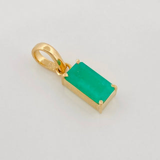 Dije Rectangular Esmeraldas | Oro Amarillo 18K | 0.93Pts 0.9 g | 2 cm