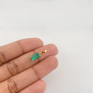 Dije Rectangular Esmeraldas | Oro Amarillo 18K | 0.93Pts 0.9 g | 2 cm