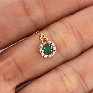 Dije Circulo Corazon Esmeralda 12Pts Diamantes 06Pts | Dos Oros Amarillo Blanco 18K | 0.75 g | 1 cm