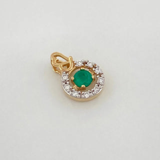 Dije Circulo Corazon Esmeralda 12Pts Diamantes 06Pts | Dos Oros Amarillo Blanco 18K | 0.75 g | 1 cm