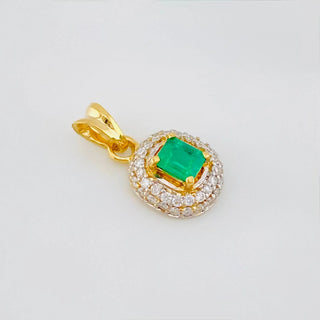 Dije Halo Esmeraldas 26 Pts Diamantes 20 Pts | Dos Oros Amarillo Blanco 18K | 1.05 g | 1.4 cm