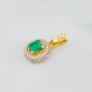 Dije Halo Esmeraldas 26 Pts Diamantes 20 Pts | Dos Oros Amarillo Blanco 18K | 1.05 g | 1.4 cm