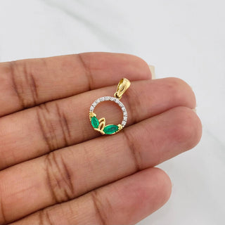 Dije Circulo Petalos Esmeraldas 23 Pts Diamantes 09 Pts | Dos Oros Amarillo Blanco 18K | 1.4 g | 2 cm