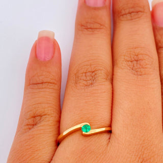 Anillo Solitario Cruzado Redondo Esmeralda | Oro Amarillo 18K | 2.05 g | T 6,5